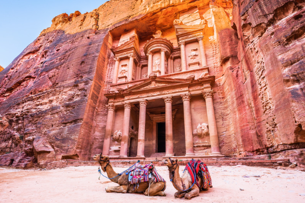 Descoperă Frumusețea Țării Iordanului: De la Marea Moartă la Petra